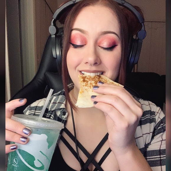 Meet your Posher, Mallory - Picture 4 of 5